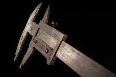 Siyah arkaplan önünde eski araçlar