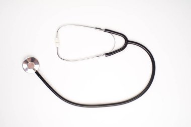 Stetoskop beyaz, üstten görünüyor. Tıbbi araç.