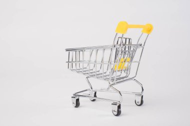 Boş market alışveriş arabası. Beyaz arkaplan üzerinde izole edilmiş.