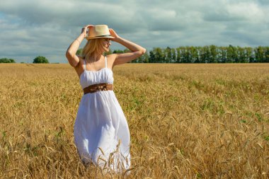 # Buğday tarlasında güzel bir kadın #