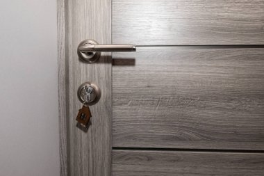 Buy or Rent konsepti. Anahtar deliğinde ev şeklinde incik boncuklu anahtarlar..