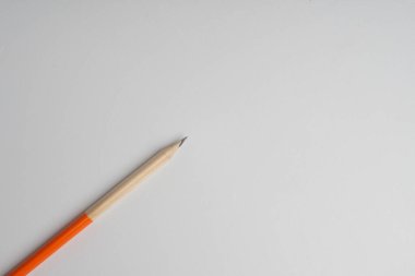 Beyaz arkaplanda kalem izole