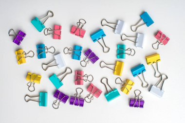 Kağıt ataçları beyaz arkaplanda izole edildi