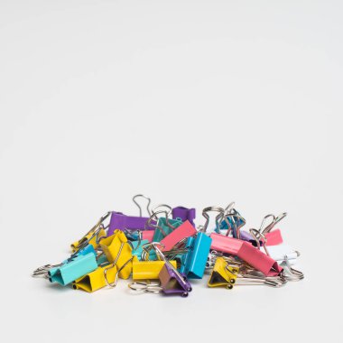 Kağıt ataçları beyaz arkaplanda izole edildi