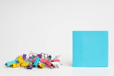 Kağıt ataçları beyaz arkaplanda izole edildi