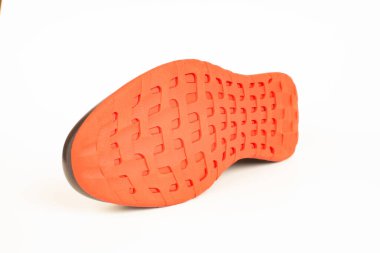 Spor ayakkabısı beyaz arka planda izole edilmiş. Yakın çekim.