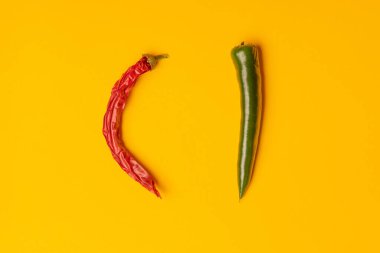 Sarı arka planda kırmızı ve yeşil acı kırmızı biber.