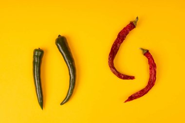 Sarı arka planda kırmızı ve yeşil acı kırmızı biber.