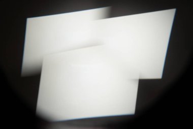 Siyah arkaplanda soyut beyaz dikdörtgenler. Tasarımcı tarafından maske olarak kullanılabilir