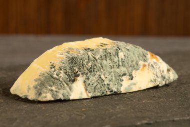 Kırsal bir arka planda Gorgonzola peyniri. Küf peyniri