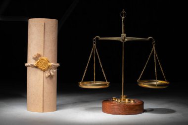 Vasiyetnamede ve son arzuda terazi ve damga. koyu arkaplan