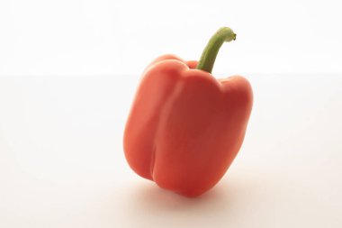 Beyaz arkaplanda tek Bell biberi izole.