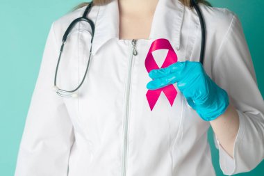 Bir kadın doktor ya da hemşire elinde sembolik bir kurdele tutar.
