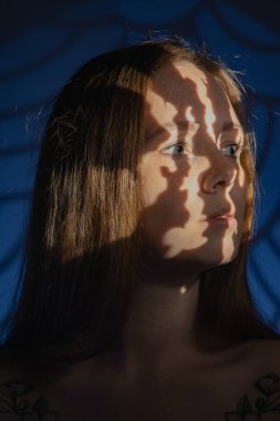 Gobo maskeler takan üzgün, güzel bir kadının stüdyo portresi.