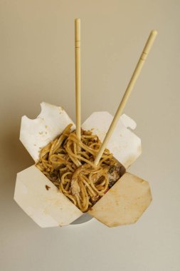Noodle wok izole edilmiş arka planda beyaz kutuda