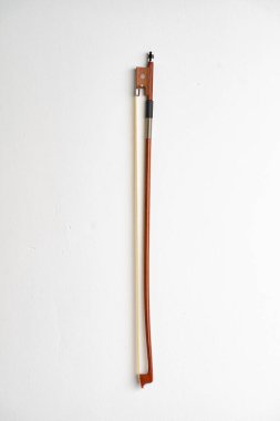 Beyaz arkaplan üzerinde izole edilmiş çello yayı