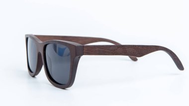 Beyaz arkaplanda izole edilmiş modern güneş gözlükleri