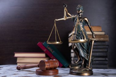 Adalet terazisi, Bayan Adalet, hukuk kütüphanesi konsepti, arka planda hukuk kitapları..