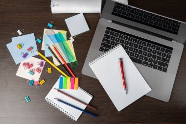 E-ticareti ve iş konseptini görüntülemek için bir webinara bağlı bir dizüstü bilgisayarla çalışmak