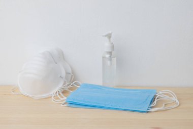 Coronavirus önleme tıbbi cerrahi maskeler ve corona virüsü koruması için el dezenfektanı jeli.