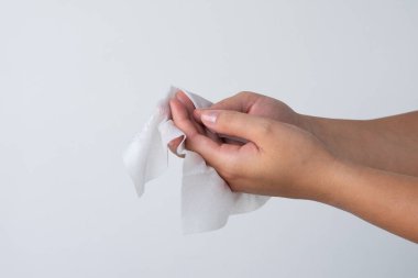 Bir kadın elinde el dezenfektanı kullanıyor. Ellerini dezenfekte et..