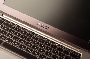 Tula, Rusya - 28 Haziran 2021: Logolu Modern Laptop Zenbook Asus