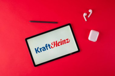 Tula, Rusya - 19 Ekim 2021: Kraft Heinz Şirketi kırmızı arkaplanda modern dizüstü bilgisayar görüntüledi