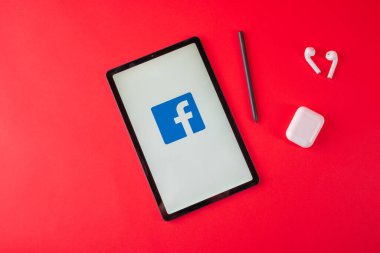 Tula, Rusya - 19 Ekim 2020: Facebook kırmızı arkaplanda modern dizüstü bilgisayar görüntüledi