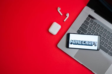 Tula, Rusya - Kasım 19, 2021: Logo Minecraft kırmızı arka planda modern dizüstü bilgisayarın yanında sergilendi