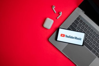 Tula, Rusya - Kasım 19, 2021: Logo Youtube Müzik kırmızı arka planda modern bir dizüstü bilgisayarın yanında sergilenmektedir