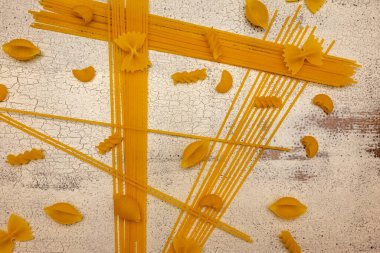 Üst manzara ahşap zemin üzerinde çeşitli İtalyan makarnaları