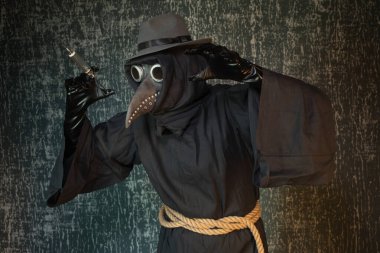 İlaç ya da zehir şırıngası olan veba doktoru.