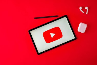 Tula, Rusya - 19 Ekim 2020: Youtube kırmızı arkaplanda modern dizüstü bilgisayar görüntüledi