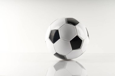 Klasik futbol topu, tipik siyah beyaz desenli, beyaz arka planda izole. Geleneksel futbol topu sembolü, gerçek stüdyo fotoğrafı..