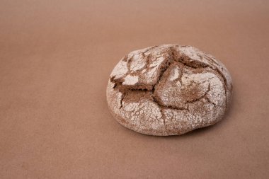 Kahverengi kağıt üzerinde taze pişmiş ekmek.
