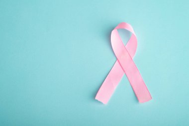Mavi arka planda pembe kurdele göğüs kanseri