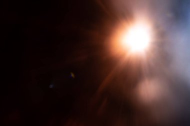 Siyah arkaplanda bulanık bir görüntü var.