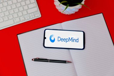 Kyoto Şehri, Japonya - 05 Mayıs 2023: Bir akıllı telefon ekranında gösterilen, Alfabe ve Alfabe 'nin yaratıcısı olan Google AI bölümü Deepmind' ın logosu