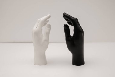 Eski püskü manken elleri beyaz bir arka planda