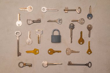 beton arkaplan kavramında kontrol kilidi ve farklı tuşlar