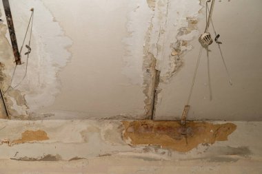 Su boru hatları sızıntısı hasar tavan. Konut problemi konsepti