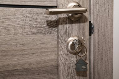Buy or Rent konsepti. Anahtar deliğinde ev şeklinde incik boncuklu anahtarlar..