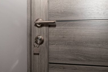 Buy or Rent konsepti. Anahtar deliğinde ev şeklinde incik boncuklu anahtarlar..