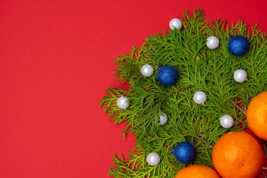 Kırmızı arka planda güzel bir yeni yıl kompozisyonu. Yeni Yıl ve Noel