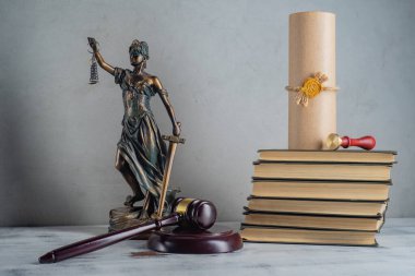 Adalet Anıtı, Yargıç tokmağı, kitaplar, eski ahşap bir masanın üzerinde mühürlü ve damgalı parşömen.