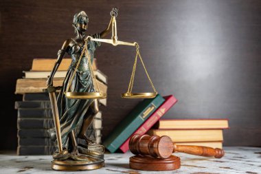 Adalet terazisi, Bayan Adalet, hukuk kütüphanesi konsepti, arka planda hukuk kitapları..