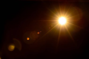 Siyah arkaplanda güneş parlıyor