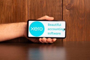 Kyoto Şehri, Japonya - 31 Temmuz 2023: Xero ahşap arka planda modern bir dizüstü bilgisayarın yanında sergilendi