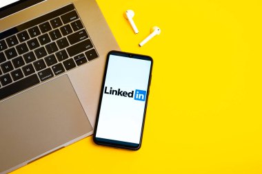 Kyoto Şehri, Japonya - 31 Temmuz 2023: Sarı arka planda Linkedin uygulama logosu olan Apple iPhone