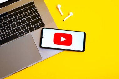 Kyoto Şehri, Japonya - 31 Temmuz 2023: Sarı zemin üzerinde Youtube logosu olan Apple iPhone